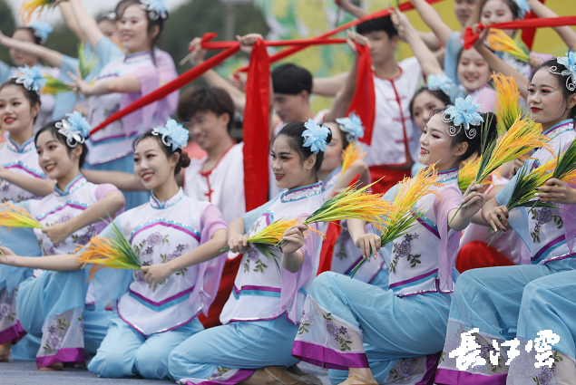 　　9月21日，咸寧市咸安區(qū)高橋蘿卜小鎮(zhèn)百畝草地上舉行了“慶豐收·迎小康”第三屆中國農(nóng)民豐收節(jié)湖北分會(huì)場咸寧主會(huì)場慶?；顒?dòng)，全市各界農(nóng)民代表相聚白水畈的美麗田野，分享豐收的喜悅，慶祝屬于自己的節(jié)日。  　　開幕式上舉行了精彩的文藝演出，演出在舞蹈《慶豐收》中拉開序幕，歌舞《錦繡小康》呈現(xiàn)出咸寧各地欣欣向榮、脫貧致富奔小康的幸福場景。網(wǎng)紅歌曲《你莫走》、舞蹈《慶豐收》、歌舞《一起幸福》，一個(gè)個(gè)精彩的節(jié)目輪番上演，博得現(xiàn)場觀眾陣陣掌聲。  　　開幕活動(dòng)現(xiàn)場還舉行了頒獎(jiǎng)儀式，第二屆“美麗中國、鄉(xiāng)村振興”全國農(nóng)民詩歌邀請賽獲獎(jiǎng)組織和個(gè)人，全市農(nóng)村人居環(huán)境整治示范村，省級農(nóng)業(yè)產(chǎn)業(yè)化工作先進(jìn)集體和先進(jìn)個(gè)人上臺領(lǐng)獎(jiǎng)?，F(xiàn)場還舉行了鄂南民俗展演、農(nóng)民趣味運(yùn)動(dòng)會(huì)、扶貧農(nóng)產(chǎn)品以及咸寧特色農(nóng)產(chǎn)品展銷等豐富多彩的活動(dòng)?；鸨娜藲猓屧趫龅恼逛N商賺得是盆滿缽滿。  　　咸寧市咸安區(qū)鑫達(dá)種養(yǎng)專業(yè)合作社理事長萬永輝：今年家里的香菇都豐收了，一上午我就賣出了一萬多元，我們合作社采取的是“合作社+農(nóng)戶”的模式，也帶領(lǐng)了20多戶貧困戶脫貧了。  　　咸寧市致遠(yuǎn)種植專業(yè)合作社理事長 吳海兵:我們今年是真真正正地豐收了，我們生姜的價(jià)格足足翻了三倍，跟著我們一起的貧困戶也平均增收了3000元左右。  　　而這一系列的活動(dòng)，都是在蘿卜小鎮(zhèn)的草地上進(jìn)行的，草地作舞臺、草地搞展示、草地上比賽等等，這數(shù)百畝草地，此時(shí)此刻成為了咸寧農(nóng)民們慶祝豐收的歡樂場。  　　咸寧市咸安區(qū)高橋鎮(zhèn)黨委書記王順榮：今年的湖北分會(huì)場在我們高橋蘿卜小鎮(zhèn)舉辦，我感到很榮幸，我們從一顆蘿卜做起，以白水畈蘿卜為核心品牌，打造白水畈"我家菜園"蔬菜基地及旅游觀光體驗(yàn)中心，發(fā)展綠色農(nóng)業(yè)、生態(tài)旅游，增加產(chǎn)業(yè)開發(fā)的綜合效益，創(chuàng)建蘿卜特色小鎮(zhèn)，走出了一條農(nóng)業(yè)、旅游相結(jié)合的新路，推動(dòng)高橋鎮(zhèn)一二三產(chǎn)業(yè)融合發(fā)展。  　　鄉(xiāng)親們說，這在以前是想都不敢想的，高橋鎮(zhèn)蝸居山里，太偏遠(yuǎn)又沒有資源優(yōu)勢，想發(fā)展太難。而現(xiàn)在這一切的悄然改變，得益于2017年10月13日，咸安區(qū)政府與鄂旅投公司正式簽署的《131軍旅小鎮(zhèn)+白水畈田園綜合體旅游開發(fā)投資合作協(xié)議》，鄂旅投公司將投資30億元，在高橋鎮(zhèn)打造131軍旅小鎮(zhèn)和白水畈田園綜合體旅游開發(fā)項(xiàng)目。項(xiàng)目共分為131軍旅小鎮(zhèn)、白水畈美麗鄉(xiāng)村、特色農(nóng)業(yè)示范、旅游綜合體四大板塊，打造旅游綜合服務(wù)區(qū)、澄水洞軍事展示區(qū)、青少年國防教育基地、鐵血軍事樂園區(qū)、戰(zhàn)狼訓(xùn)練基地、美麗村灣民俗區(qū)、四季瓜果示范區(qū)、農(nóng)耕文化展示區(qū)、特色商業(yè)街區(qū)和康養(yǎng)度假區(qū)十大功能區(qū)。  　　咸寧市咸安區(qū)高橋鎮(zhèn)黨委書記王順榮：我們引進(jìn)鄂旅投，打造蘿卜小鎮(zhèn)，目前建設(shè)有蘿卜小鎮(zhèn)科普館、蘿卜鄉(xiāng)學(xué)院、蘿卜酒店等休閑旅游項(xiàng)目，十一馬上到了，也歡迎廣大游客前來游玩。  　　今年是決勝全面建成小康社會(huì)、決戰(zhàn)脫貧攻堅(jiān)之年。咸寧市本著"儉樸、祥和、歡樂，農(nóng)民參與，農(nóng)民唱主角"的辦節(jié)思路，而此屆中國農(nóng)民豐收節(jié)辦節(jié)費(fèi)用也是倍減。  　　農(nóng)為邦本，本固邦寧。今年，面對重大疫情和特大洪澇災(zāi)害，咸寧市扎實(shí)做好“六穩(wěn)”工作、落實(shí)“六?！比蝿?wù)，克服重重困難，推動(dòng)農(nóng)業(yè)實(shí)現(xiàn)持續(xù)平穩(wěn)發(fā)展，形成了茶葉、油茶、中藥材等12個(gè)特色農(nóng)業(yè)主導(dǎo)產(chǎn)業(yè)，“全國一村一品示范村鎮(zhèn)”發(fā)展到14家，國家級、省級農(nóng)業(yè)產(chǎn)業(yè)化龍頭企業(yè)達(dá)到55家。尤其是糧食產(chǎn)量預(yù)計(jì)達(dá)118萬噸、蔬菜產(chǎn)量預(yù)計(jì)達(dá)260萬噸，生豬預(yù)計(jì)出欄183.52萬頭，農(nóng)業(yè)生產(chǎn)再獲豐收，糧食安全有效保障，讓農(nóng)民的腰包更鼓、家園更美、生活更甜，為加快實(shí)施鄉(xiāng)村振興戰(zhàn)略、推動(dòng)咸寧高質(zhì)量發(fā)展提供堅(jiān)實(shí)保障。